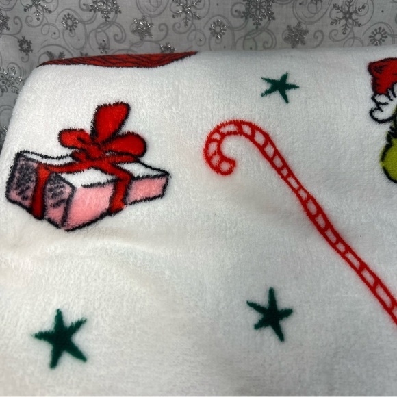 How The Grinch Stole Christmas Oversized VIRAL Throw Blanket - CIndy Lou Who Max - Picture 6 of 8